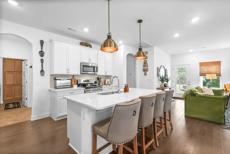 Kitchen and breakfast bar
